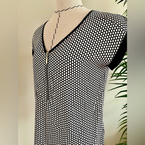Express Geometric Print Black & White Zip Front Top – XS - Picture 6 of 14